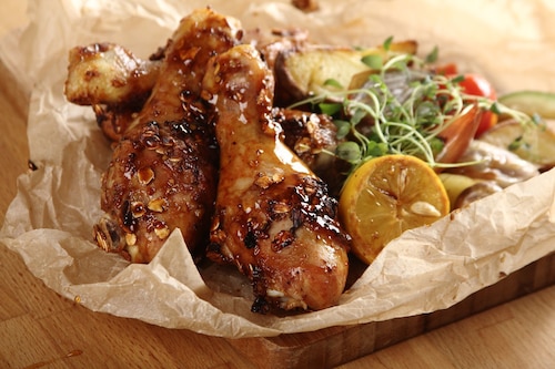 Przepis na Soczyste i chrupiące udka pieczone - VIDEO Soczyste i chrupiące udka pieczone - VIDEO