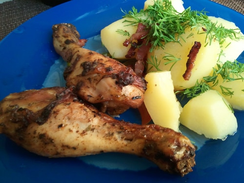 Soczysty kurczak w czosnku i ziołach z boczkiem