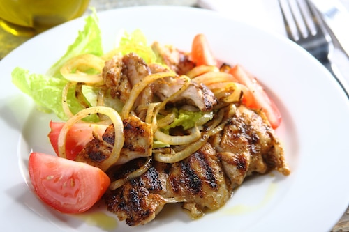 Soczysty kurczak z grilla z cebulką 