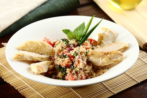 Soczysty kurczak z patelni z arabską sałatką tabbouleh