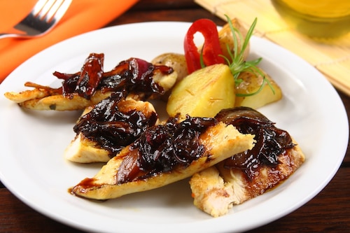 Soczysty kurczak z patelni z cebulową konfiturą