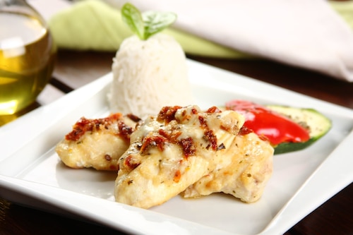 Soczysty kurczak z patelni z suszonymi pomidorami i mozzarellą 