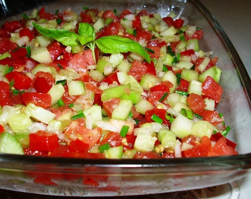 Sórówka z pomidorem,ogórkiem i celbulą