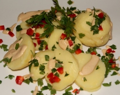 Sos mięsny i kulki ziemniaczane