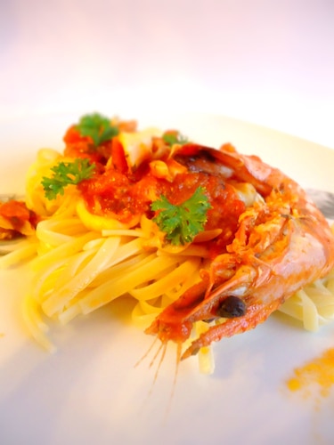 Sos pomidorowy z krewetkami i makaronem