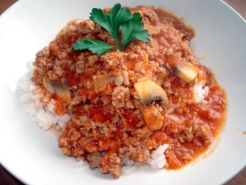 Sos pomidorowy z mięsem i pieczarkami