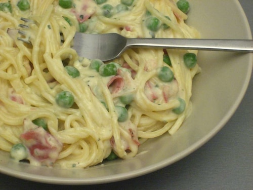 Spaghetti w sosie carbonara z groszkiem i szynką parmeńską
