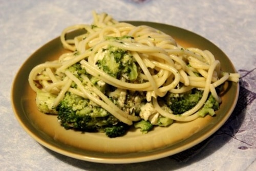 Spaghetti z brokułem i serem brie