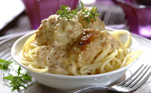 Przepis na Spaghetti z klopsikami w śmietanowym sosie Spaghetti z klopsikami w śmietanowym sosie