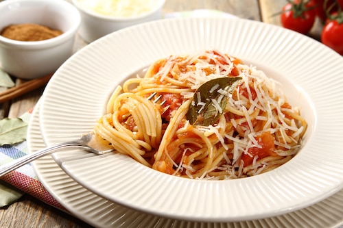 Spaghetti z liśćmi laurowymi i cynamonem