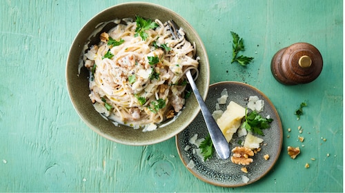 Spaghetti z orzechowym sosem a 'la carbonara