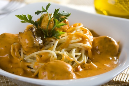 Spaghetti z pulpecikami w sosie śmietanowo-pomidorowym