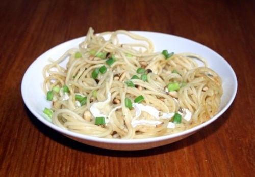 Przepis na Spaghetti z serkiem brie, szczypiorkiem i orzechami piniowymi Spaghetti z serkiem brie, szczypiorkiem i orzechami piniowymi