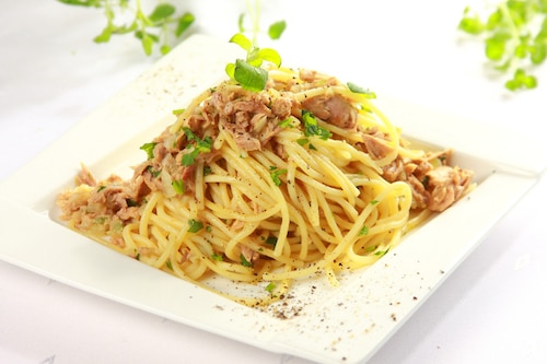 Przepis na Spaghetti z tuńczykiem - VIDEO Spaghetti z tuńczykiem - VIDEO