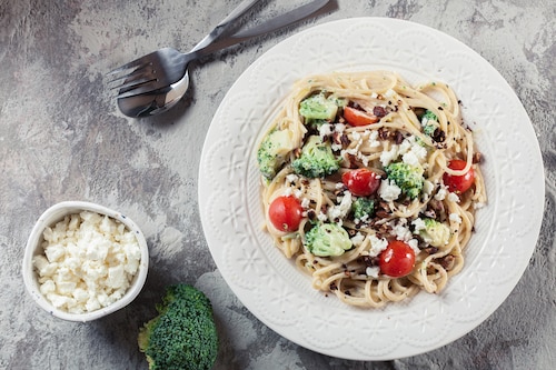 Spaghetti z brokułami i kozim serem