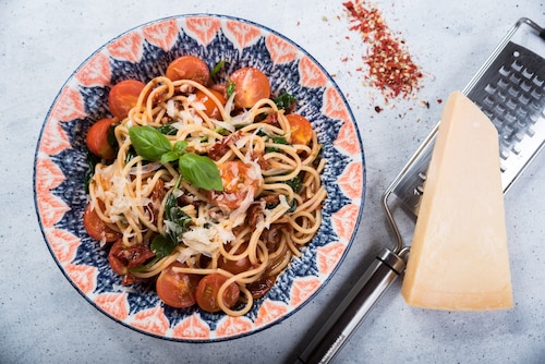 Przepis na Spaghetti z suszonymi pomidorami i szpinakiem  Spaghetti z suszonymi pomidorami i szpinakiem