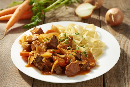 Przepis na Pikantny gulasz z kapustą kiszoną Pikantny gulasz z kapustą kiszoną