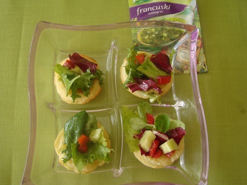 Przepis na Spodeczki z ciasta francuskiego z kolorową sałatą Spodeczki z ciasta francuskiego z kolorową sałatą