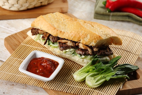 Przepis na Steak sandwich z sałatką coleslaw z kapusty bok choy Steak sandwich z sałatką coleslaw z kapusty bok choy
