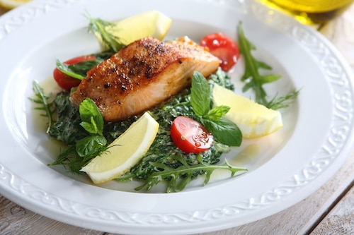 Stek z łososia na szpinaku  