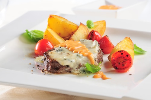 Przepis na Stek z polędwicy wołowej z serem gorgonzola Stek z polędwicy wołowej z serem gorgonzola
