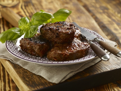 Przepis na Steki wołowe w marynacie z suszonych pomidorów Steki wołowe w marynacie z suszonych pomidorów