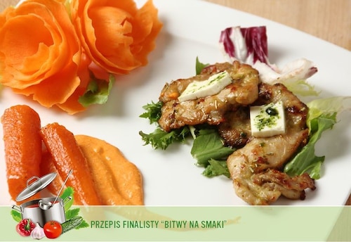 Steki z udek kurczaka z sosem z fety i papryki