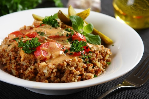 Przepis na A la Stroganoff z kaszą gryczaną i majerankiem A la Stroganoff z kaszą gryczaną i majerankiem