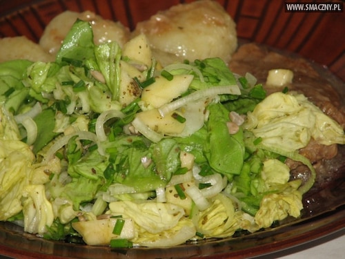 Surówka obiadowa z zielonej sałaty, jabłka i słonecznika