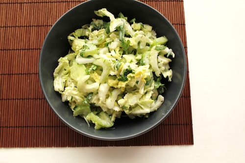Surówka z białej kapusty z sosem czosnkowym