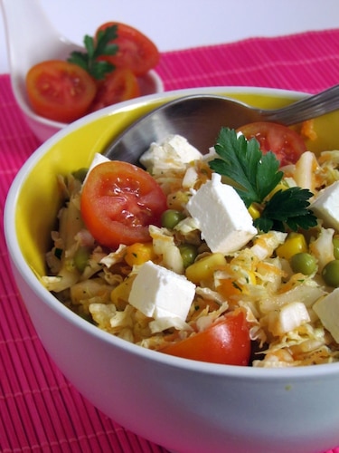Surówka z kapusty pekińskiej i serem feta
