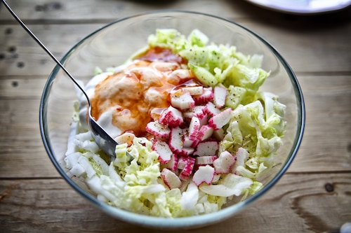 Surówka z kapusty pekińskiej z paluszkami krabowymi i słodkimsosem chilli