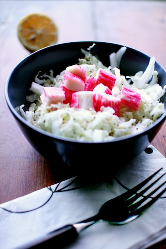 Surówka z kapusty pekińskiej z paluszkami krabowymi