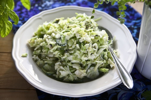 Surówka z kapusty, selera i ogórka