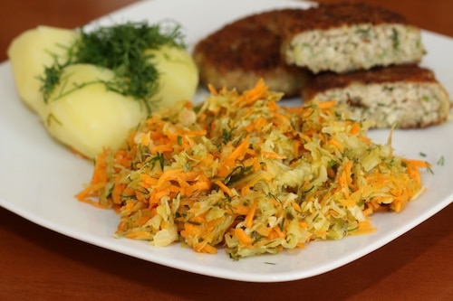 Surówka z młodej kapusty kiszonej z marchewką