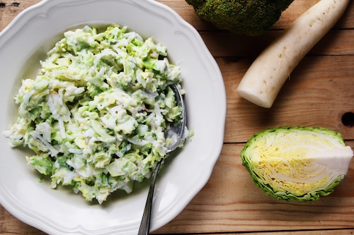 Przepis na Surówka z młodej kapusty z brokułem i białą rzodkwią Surówka z młodej kapusty z brokułem i białą rzodkwią