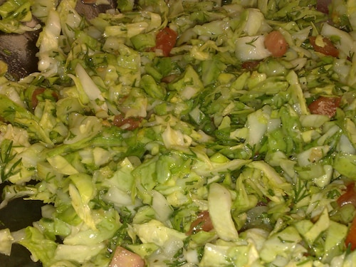 Surówka z młodej kapusty z pomidorami 