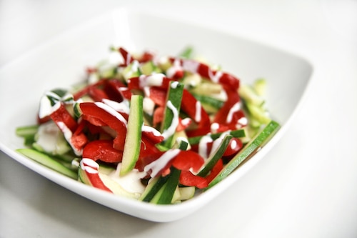 Surówka z ogórka, cukinii i papryki