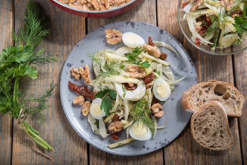 Przepis na Świąteczna sałatka z koprem włoskim, orzechami i jajkiem przepiórczym Świąteczna sałatka z koprem włoskim, orzechami i jajkiem przepiórczym