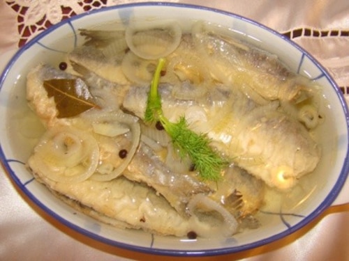 Świąteczne śledzie w zalewie octowej