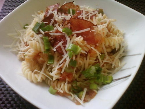 Świderki w pomidorach z szynką szwardzwaldzką i parmezanem