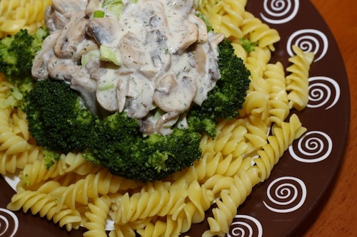 Świderki z brokułami i sosem pieczarkowym