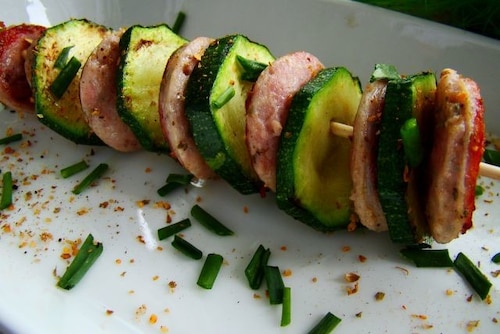 Szaszłyk z białej kiełbasy i cukinii prosto z grilla