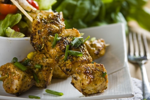 Przepis na Szaszłyki wyściełane sałatką warzywną Szaszłyki wyściełane sałatką warzywną