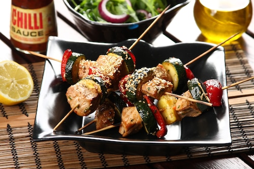 Szaszłyki z grilla  z orientalnym tuńczykiem