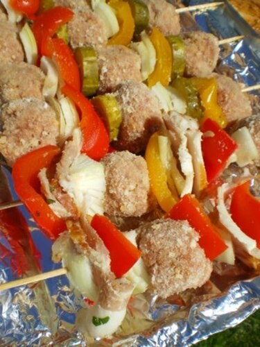 Przepis na Szaszłyki z kuleczkami mięsnymi Szaszłyki z kuleczkami mięsnymi