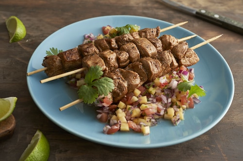 Szaszłyki wieprzowe z salsą z mango i pomidorów