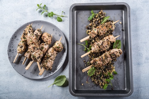 Przepis na Szaszłyki z kurczaka z oliwkami i orzechami włoskimi Szaszłyki z kurczaka z oliwkami i orzechami włoskimi