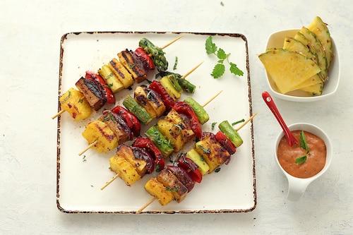 Hawajskie szaszłyki z ananasem i szparagami z grilla