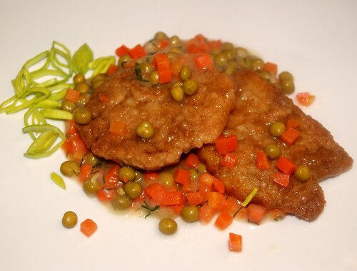 Sznycle duszone z marchewką i groszkiem  